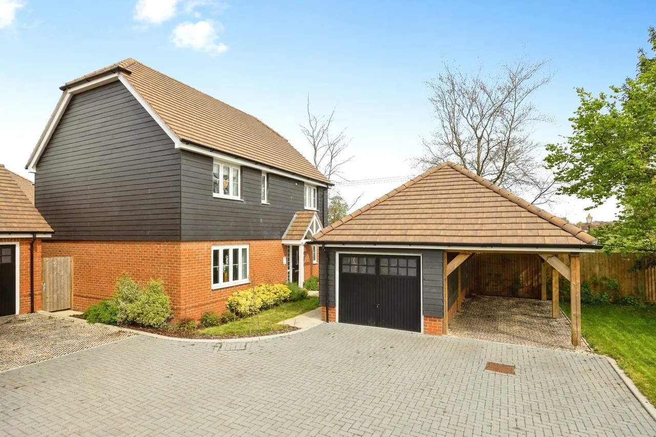 4 bed house for sale, Hedgeways, Tongham, GU10