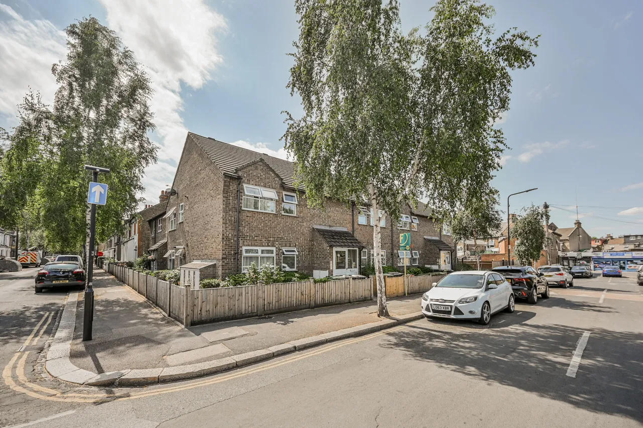 2 bed flat for sale, London, E17