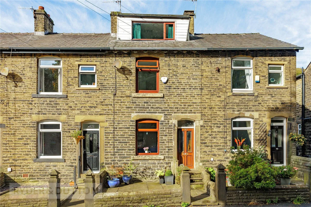 3 bed house for sale, Huddersfield Road, Diggle, OL3