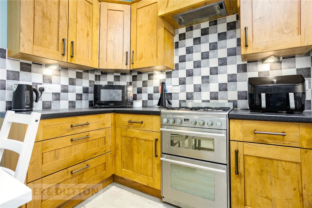 Huddersfield Road, Diggle, OL3, photo 6