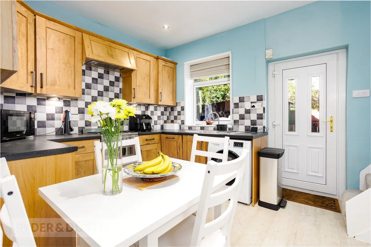 Huddersfield Road, Diggle, OL3, photo 5