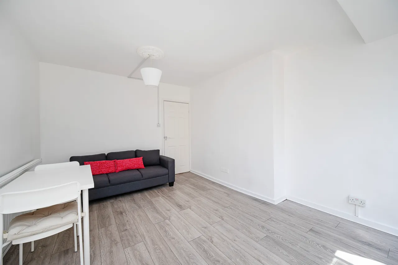 25 Butfield House, Stevens Avenue, London, photo 5