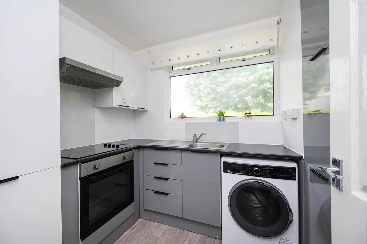 25 Butfield House, Stevens Avenue, London, photo 2