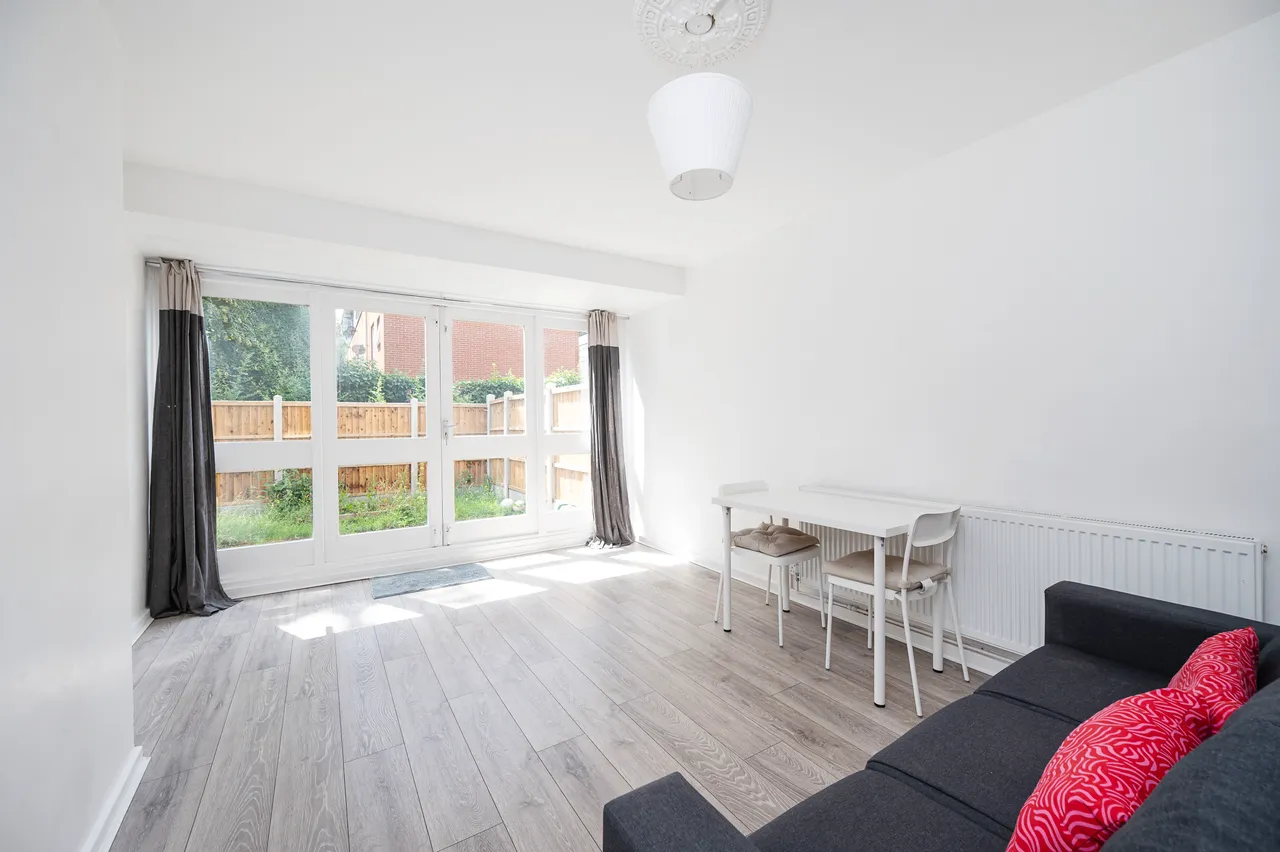 3 bed flat for sale — 25 Butfield House, Stevens Avenue, London