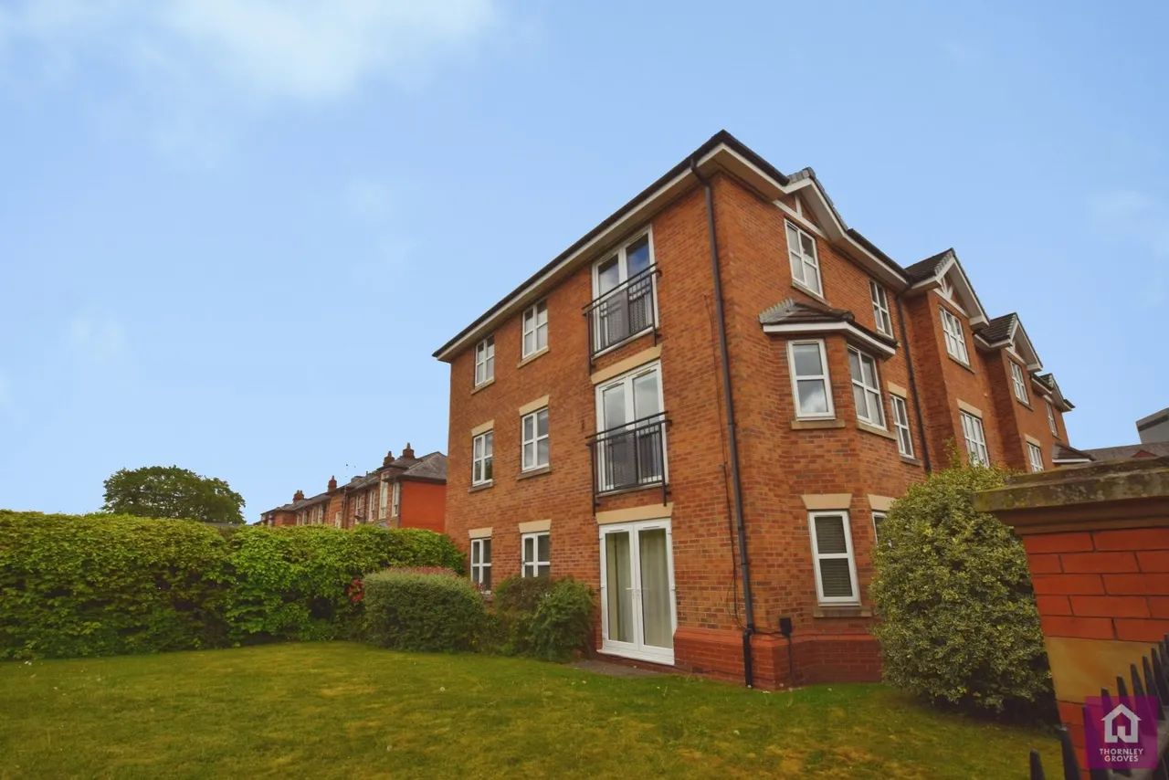 2 bed flat for sale, Claremont Road, Sale, M33