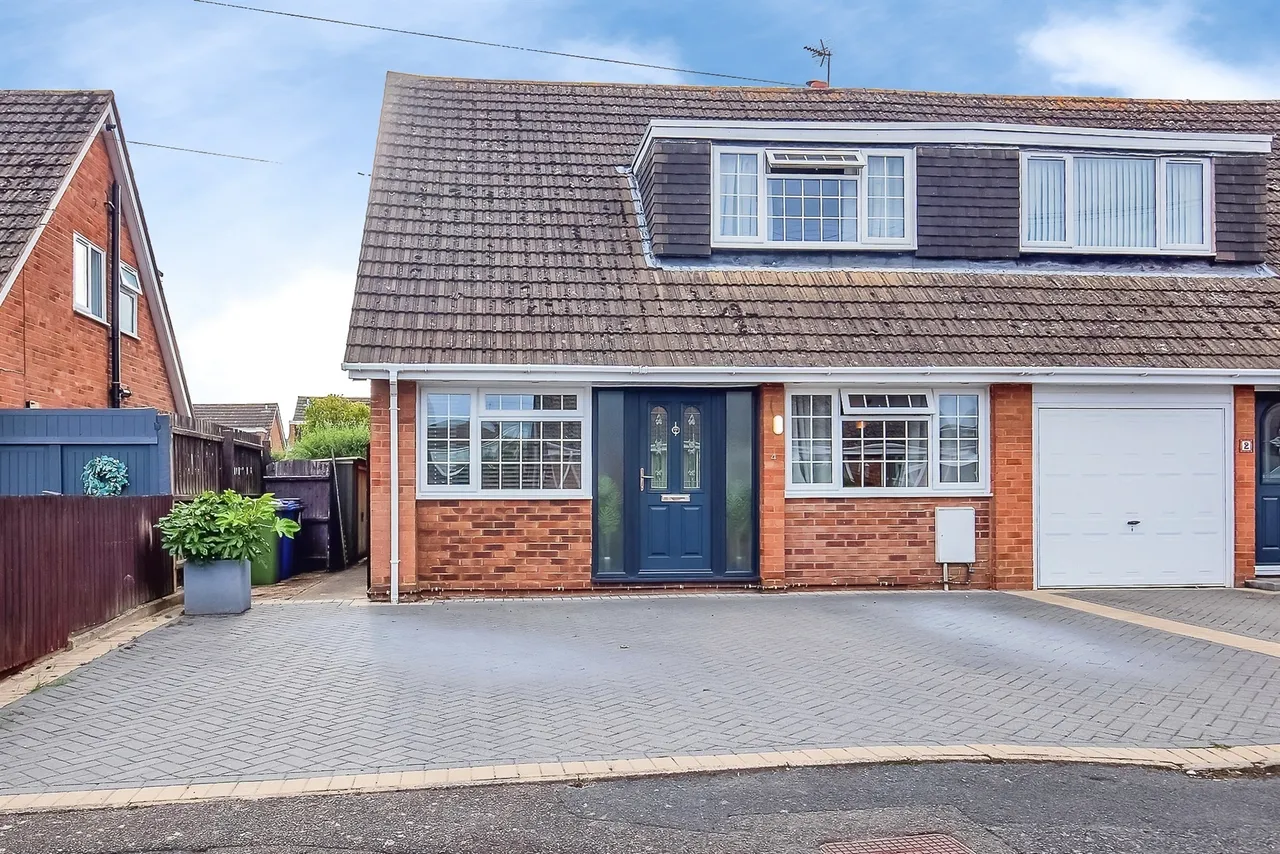 3 bed house for sale — Nevis Close, Corby