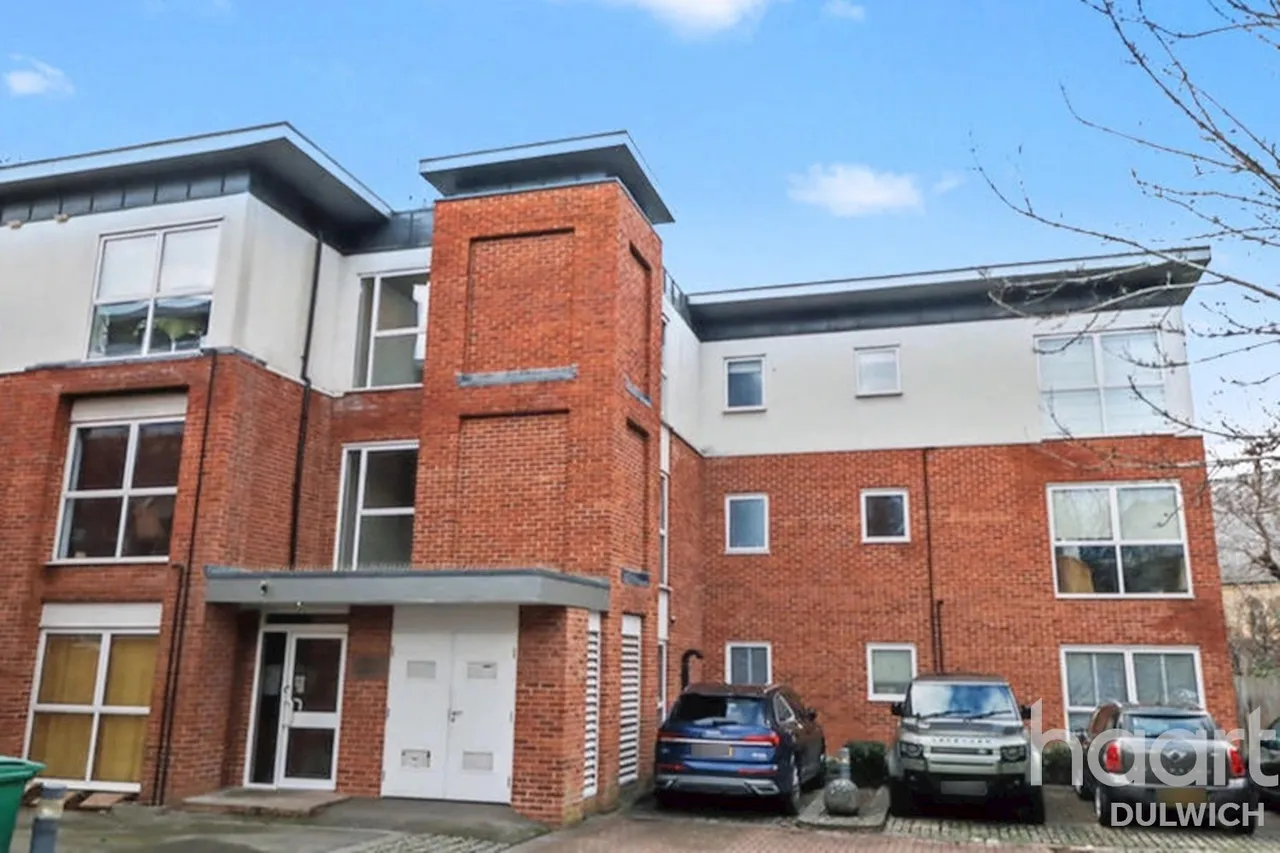 2 bed flat for sale, Highwood Close, London, SE22