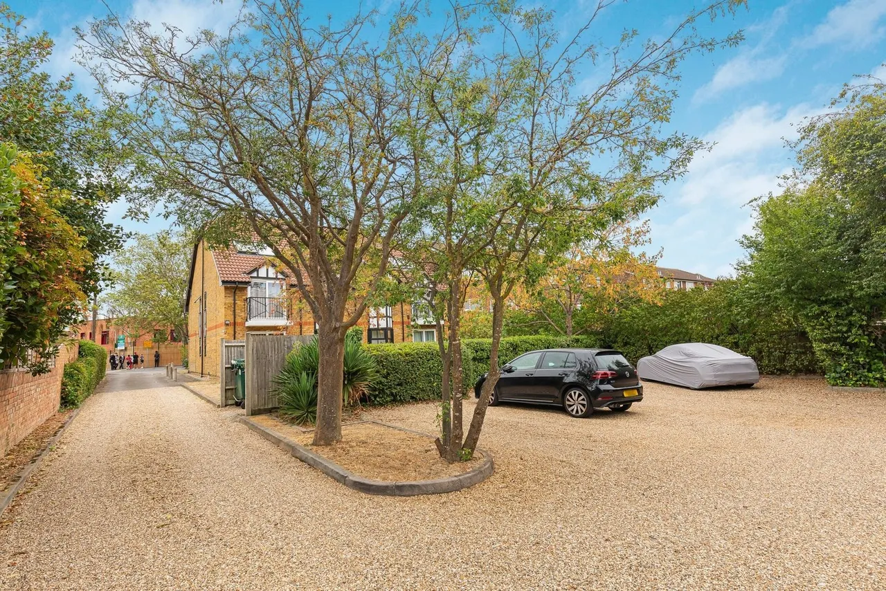 2 bed flat for sale, Stanwell Road, Ashf