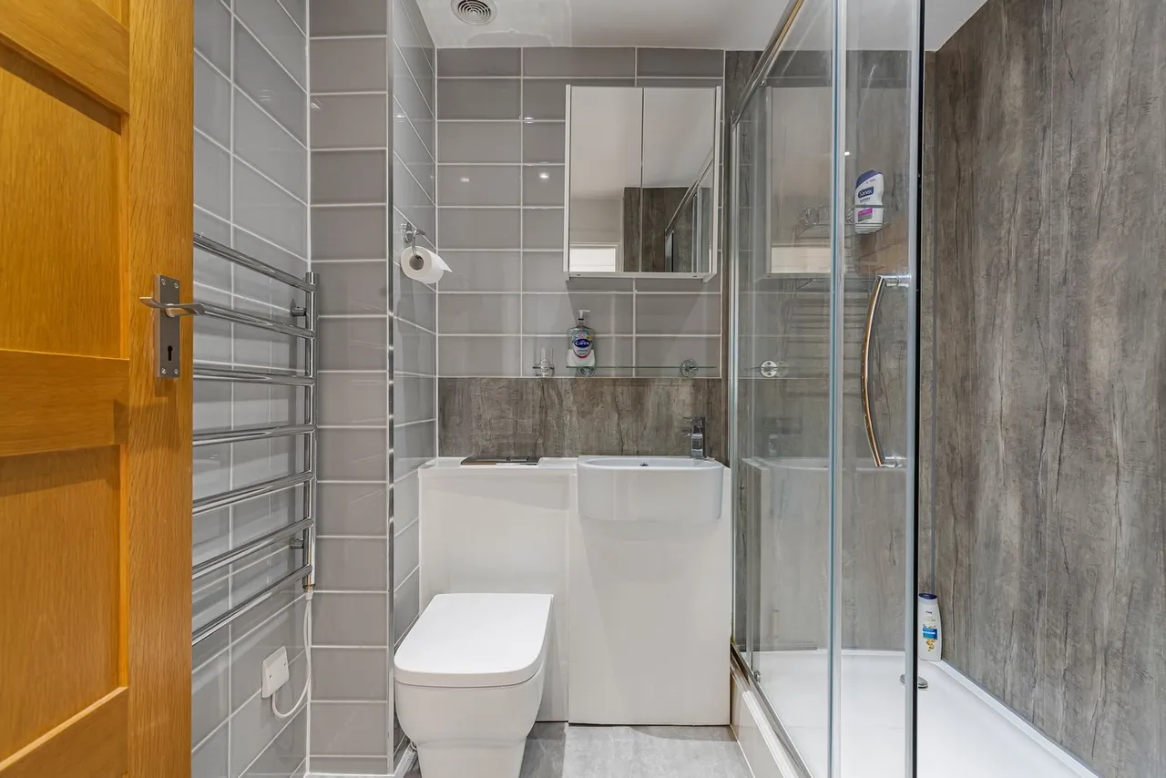 Stanwell Road, Ashf, photo 13