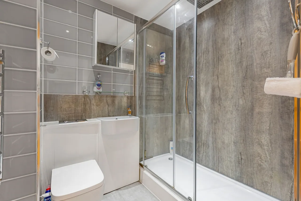 Stanwell Road, Ashf, photo 14