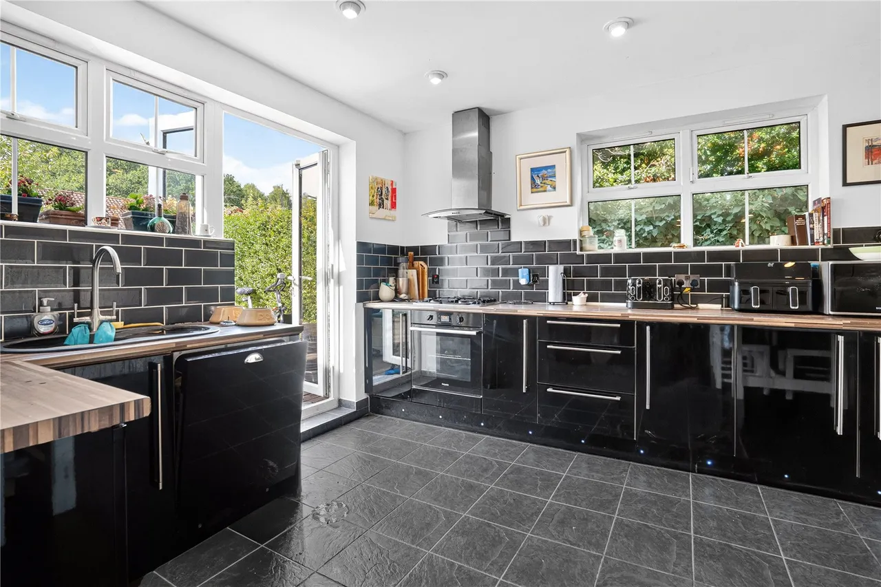 Chobham Road, Knaphill, GU21, photo 5