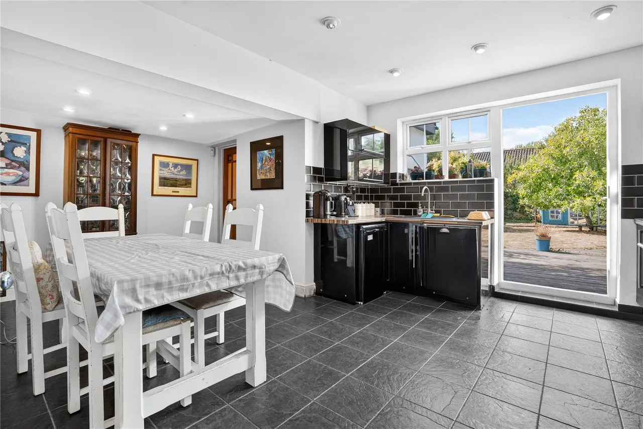 Chobham Road, Knaphill, GU21, photo 6