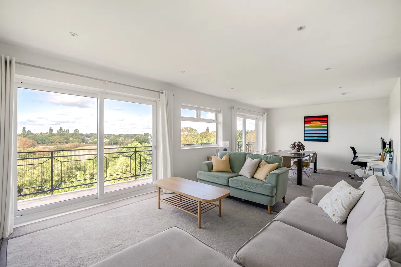 Oatlands Drive, Weybridge, KT13, photo 2