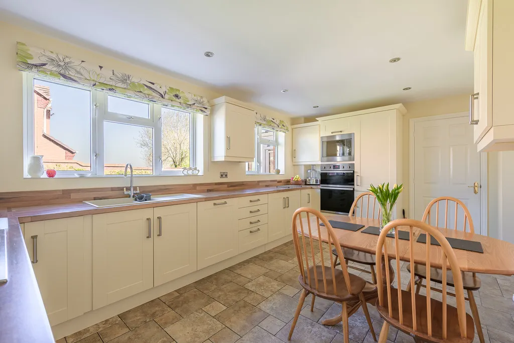 Deer Park Drive, Newport, photo 4