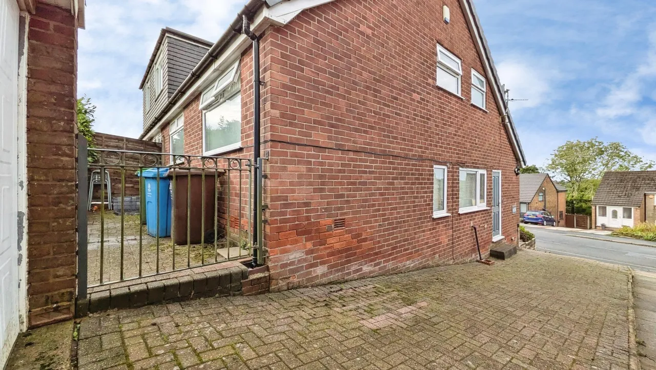 Carr House Road, Springhead, OL4, photo 3