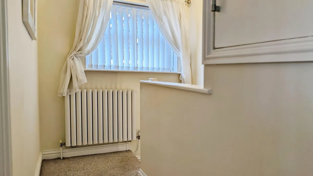 Carr House Road, Springhead, OL4, photo 14