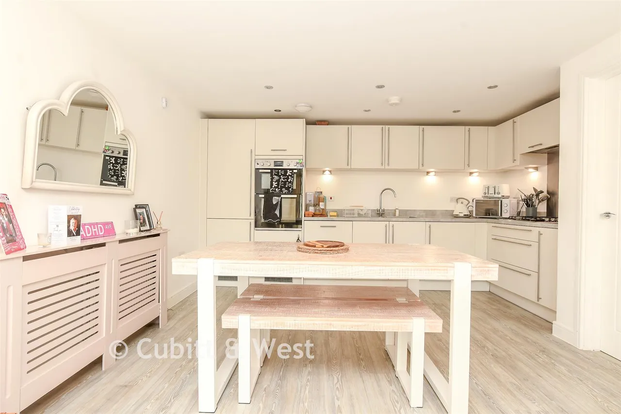 Cornwell Avenue, Crawley, RH10, photo 5