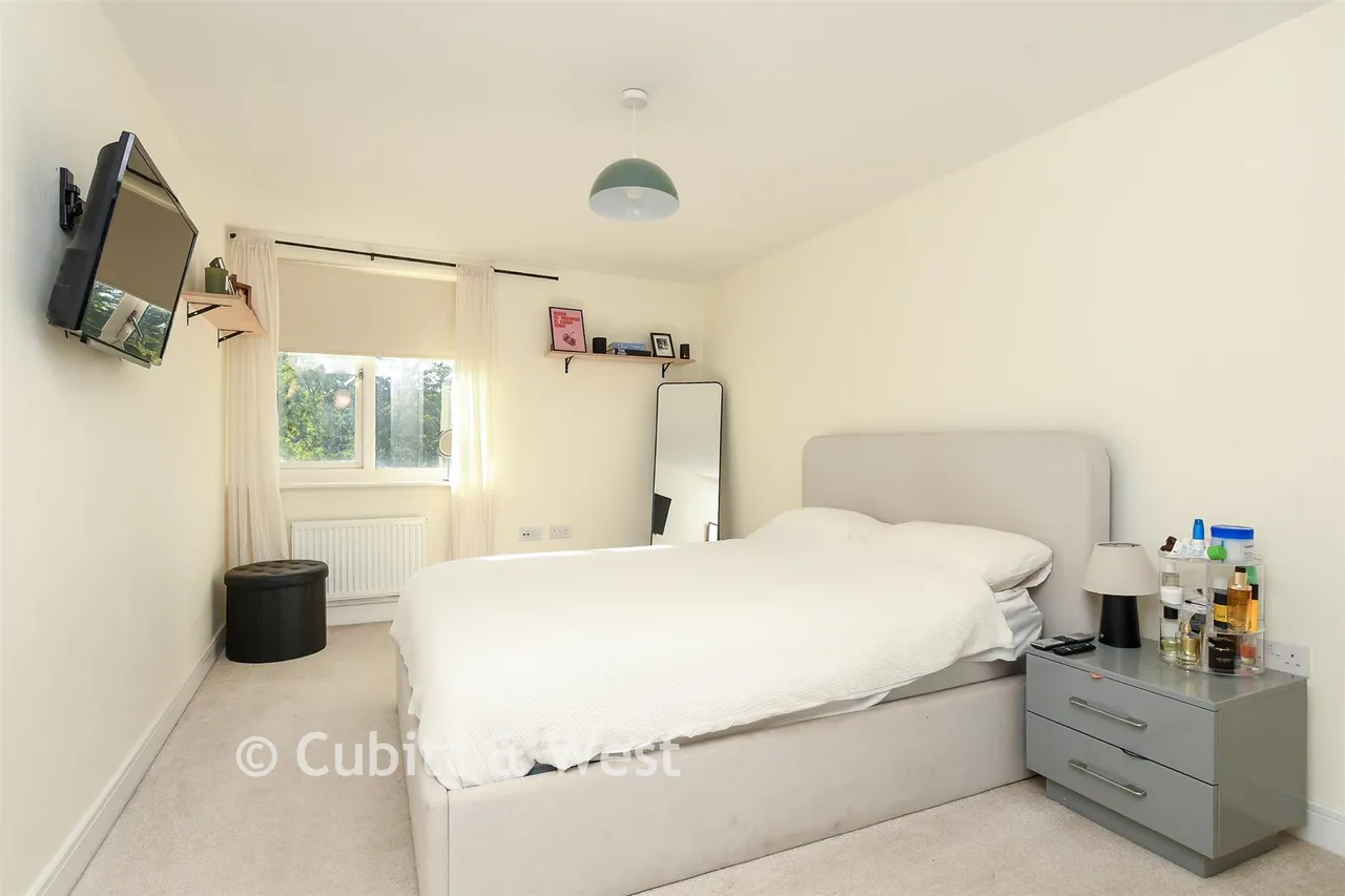 Cornwell Avenue, Crawley, RH10, photo 9