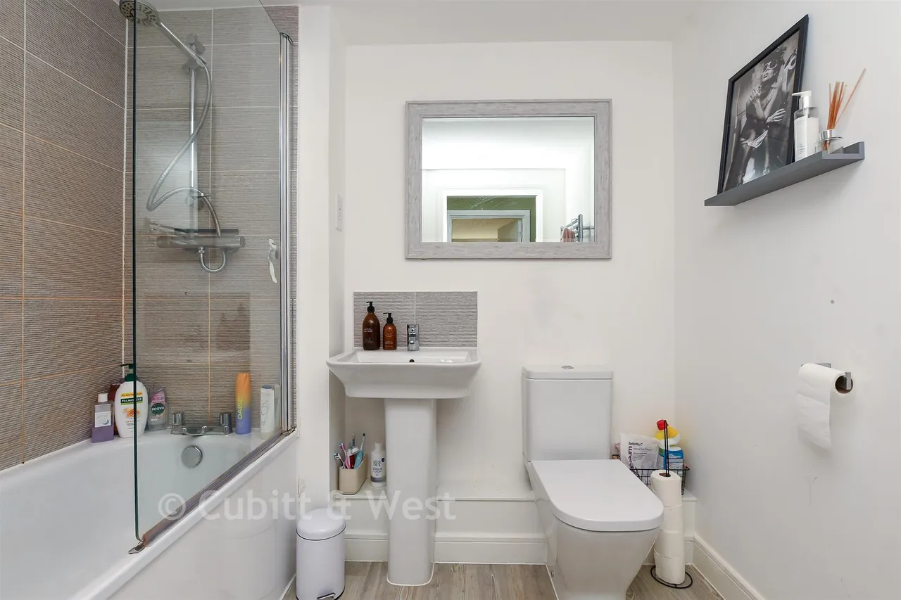 Cornwell Avenue, Crawley, RH10, photo 10