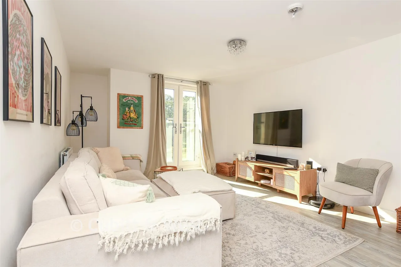 Cornwell Avenue, Crawley, RH10, photo 2
