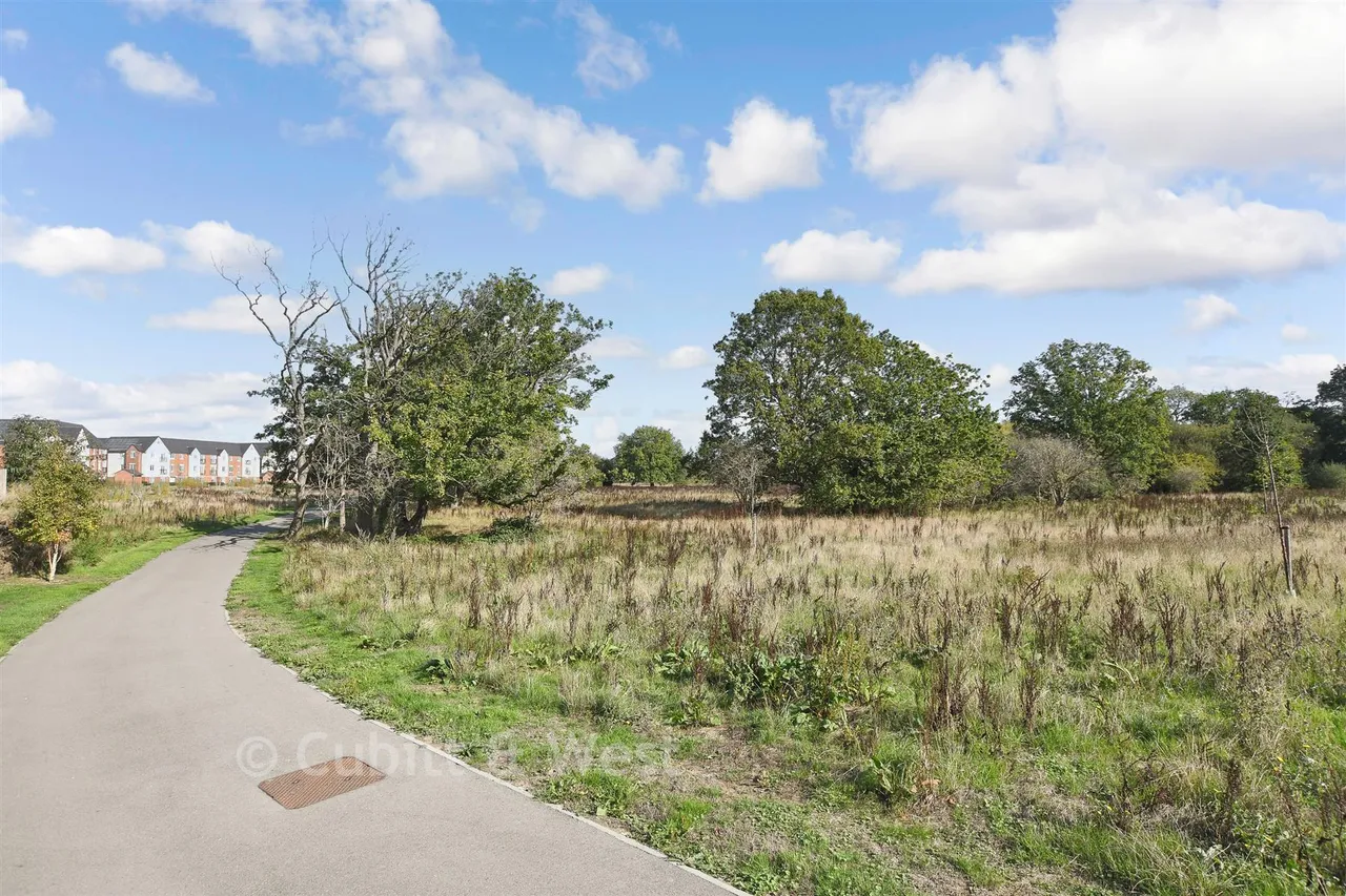 Cornwell Avenue, Crawley, RH10, photo 14