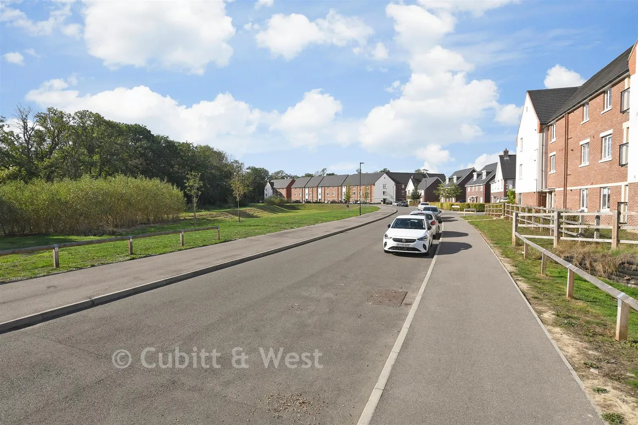 Cornwell Avenue, Crawley, RH10, photo 13