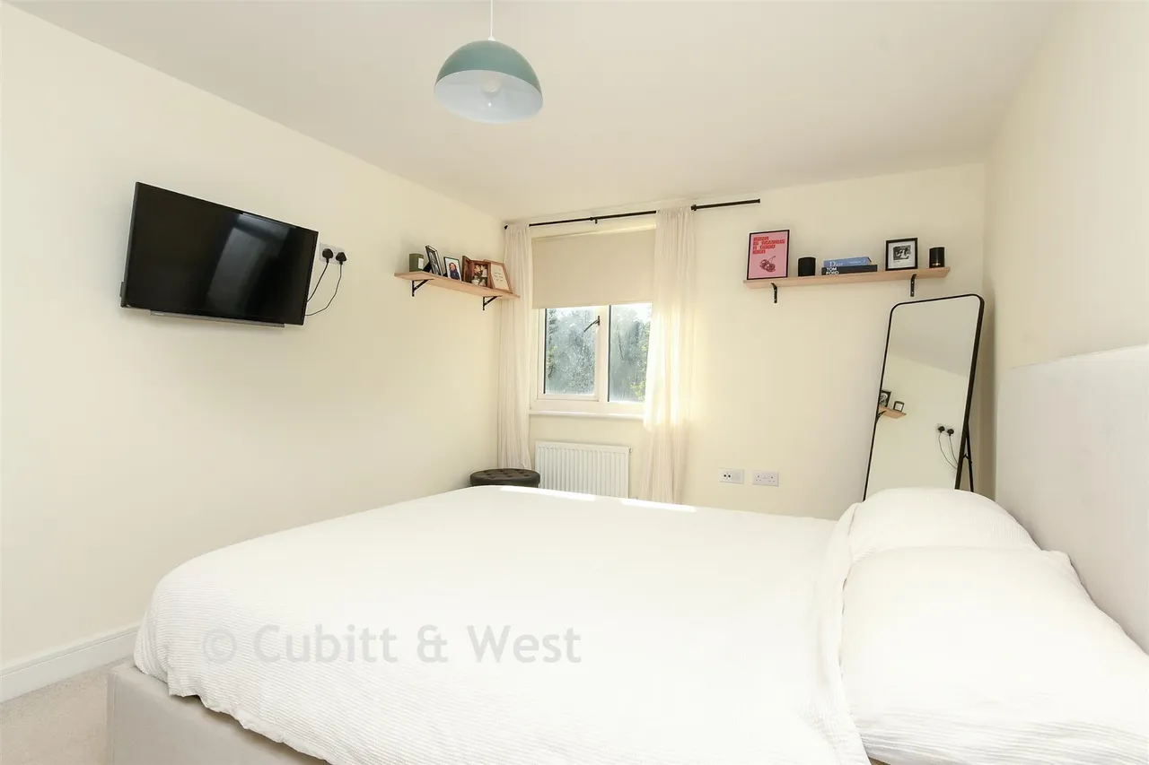 Cornwell Avenue, Crawley, RH10, photo 8