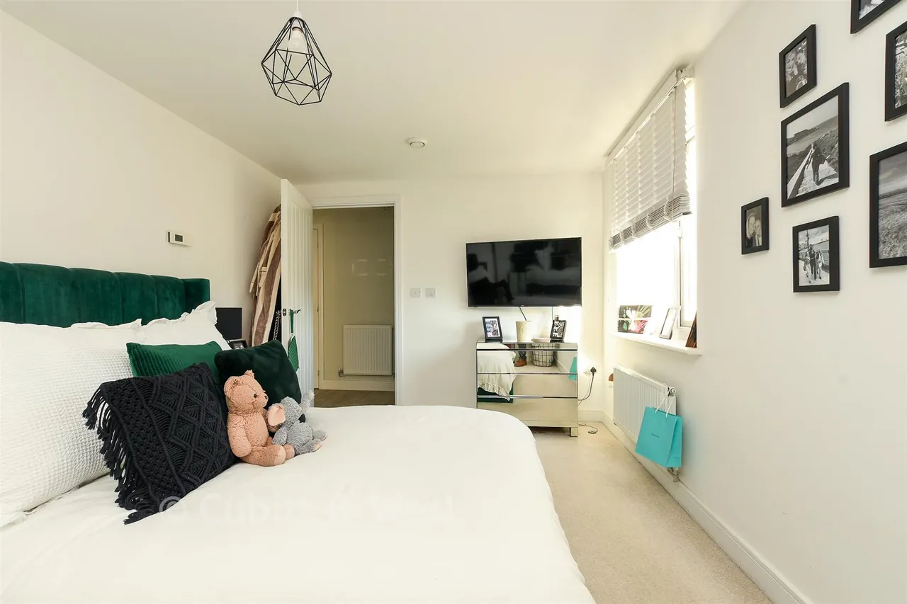 Cornwell Avenue, Crawley, RH10, photo 7