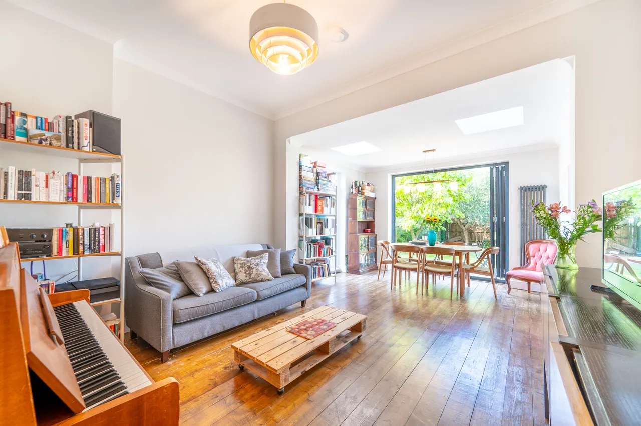 2 bed flat for sale — 179a Melrose Avenue, London