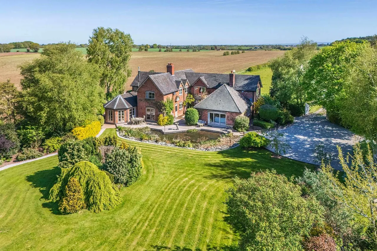 4 bed house for sale — London Road, Doddington, Nantwich, Cheshire, CW5 7NH