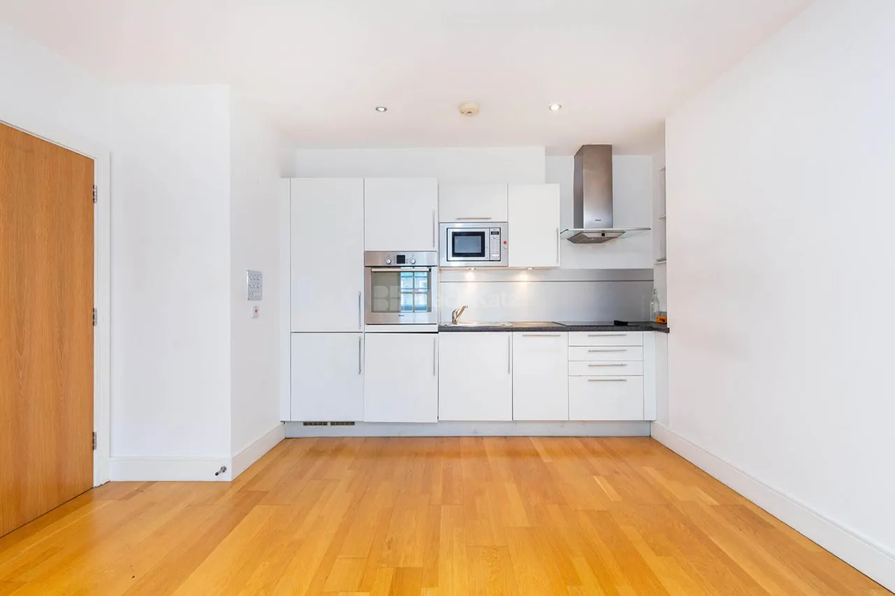 1 bed flat for sale, Kingsland Passage, E8