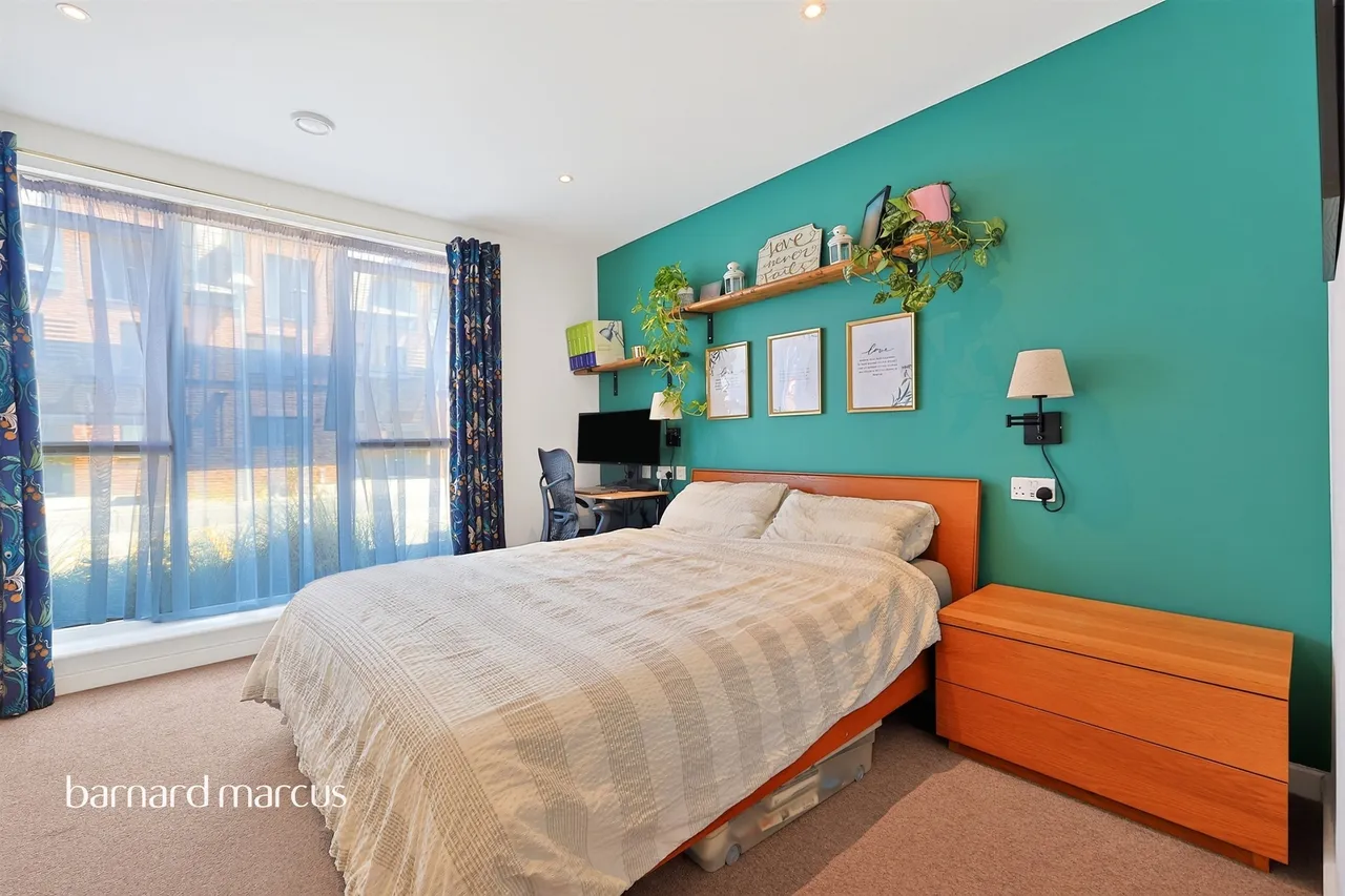 Reynard Way, Brentford, photo 3