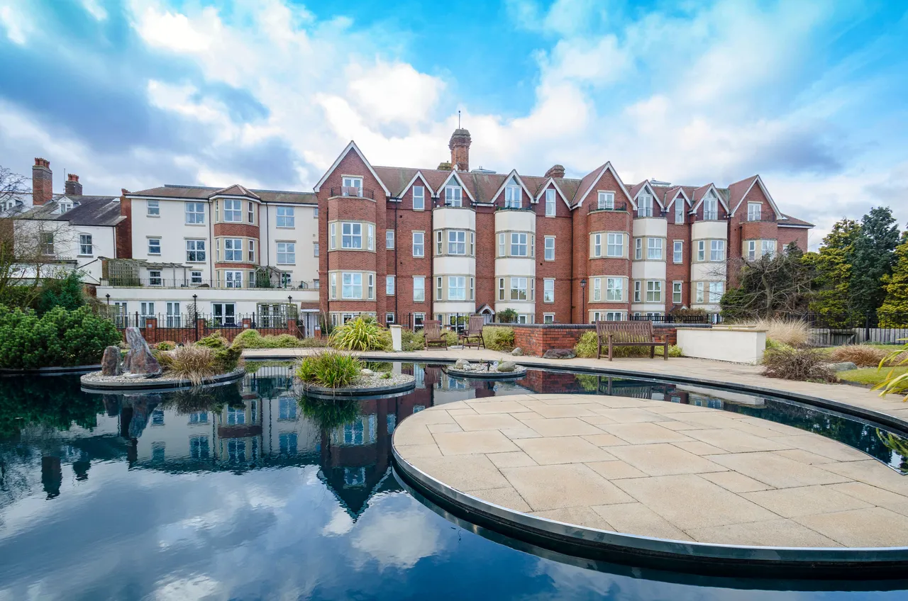 3 bed property for sale, Lichfield Road, Sutton Coldfield, B74