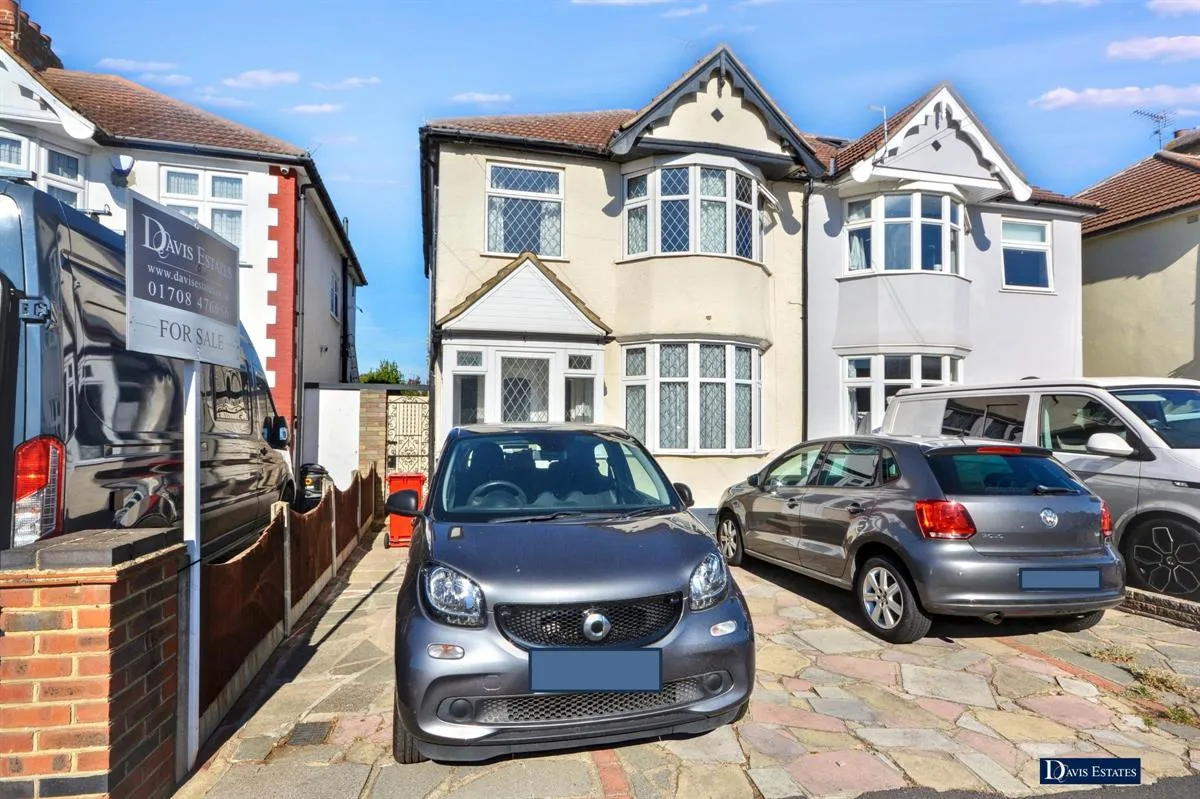 3 bed house for sale, Kenilworth Gardens, Hornchurch, RM12