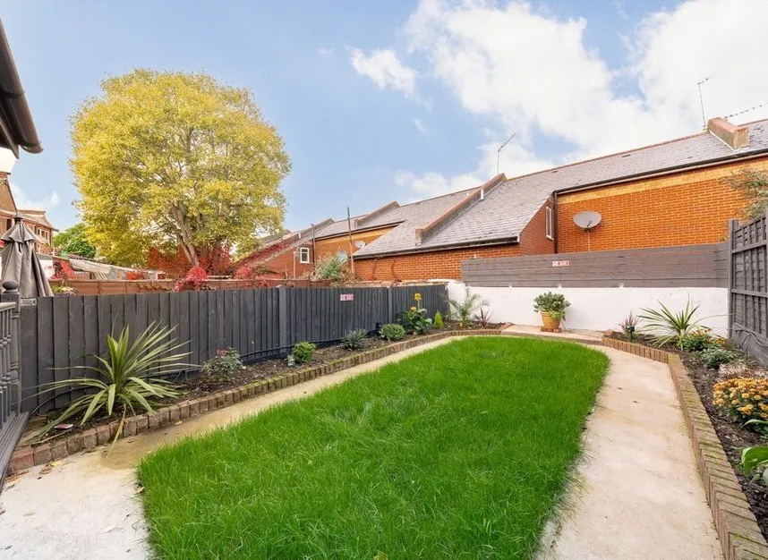Litchfield Gardens, London, NW10, photo 3