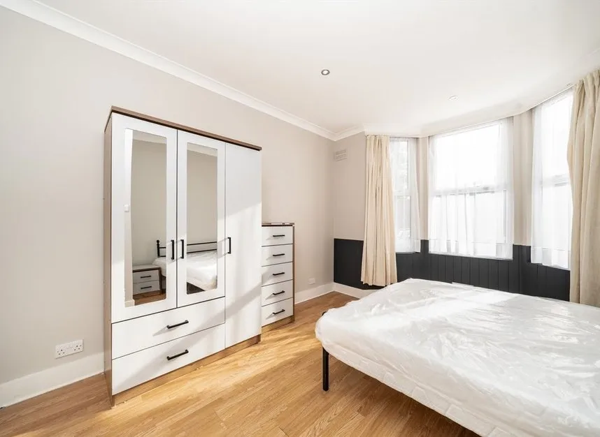 Litchfield Gardens, London, NW10, photo 5