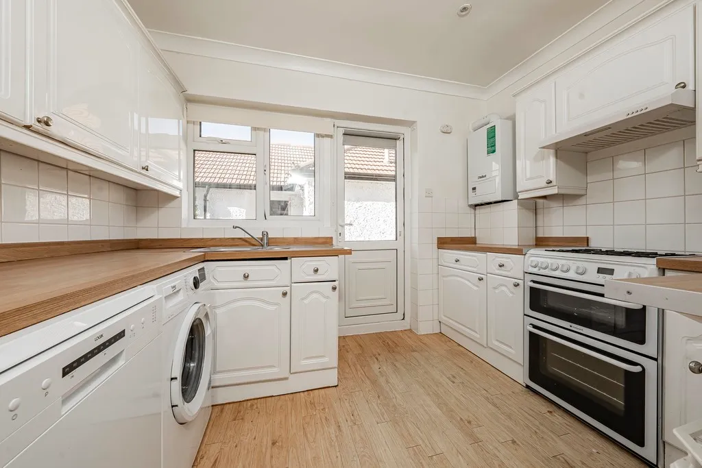 Hazelwood Drive, Pinner, photo 6