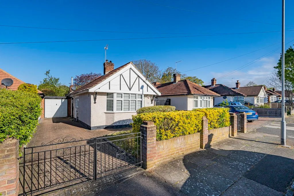 2 bed house for sale — Hazelwood Drive, Pinner