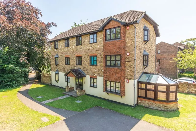 1 bed flat for sale — Rushmon Gardens, Walton-On-Thames KT12 1QZ