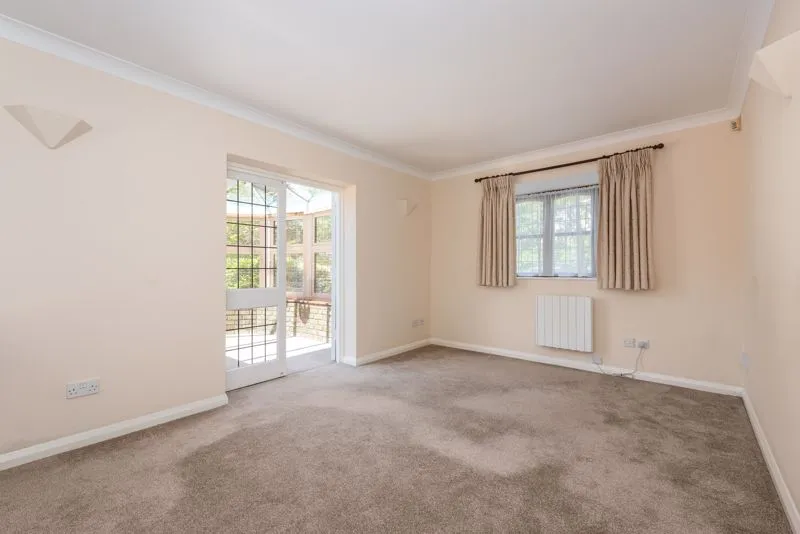 Rushmon Gardens, Walton-On-Thames KT12 1QZ, photo 5