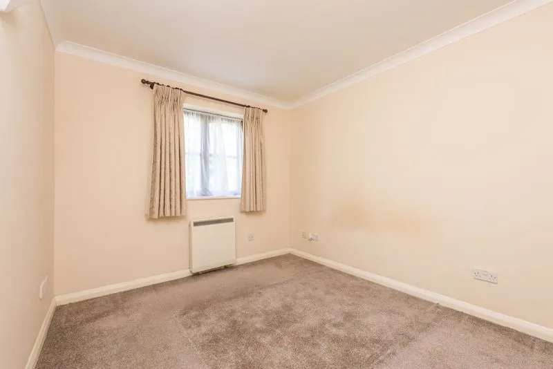 Rushmon Gardens, Walton-On-Thames KT12 1QZ, photo 6