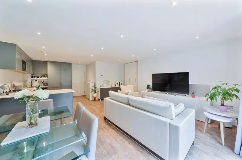 3 bed flat for sale — 81 Higher Drive, Purley CR8 2HN