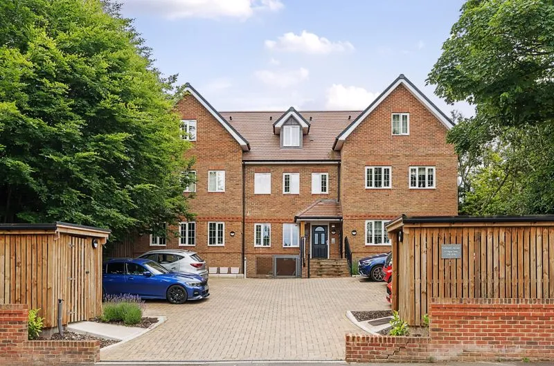 81 Higher Drive, Purley CR8 2HN, photo 3