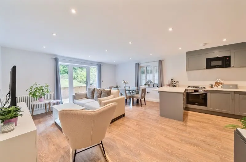 81 Higher Drive, Purley CR8 2HN, photo 2