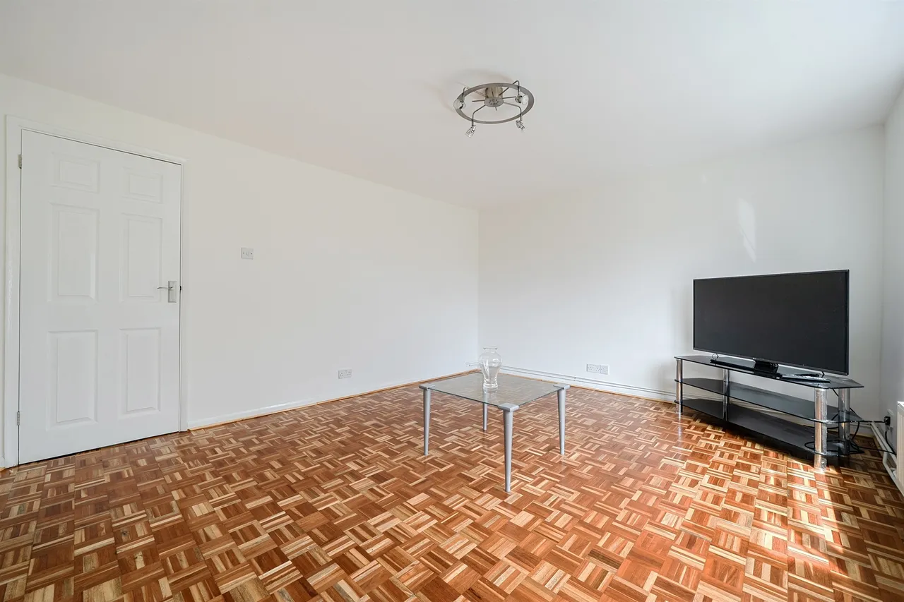 Prince Andrew Close, Maidenhead, photo 5