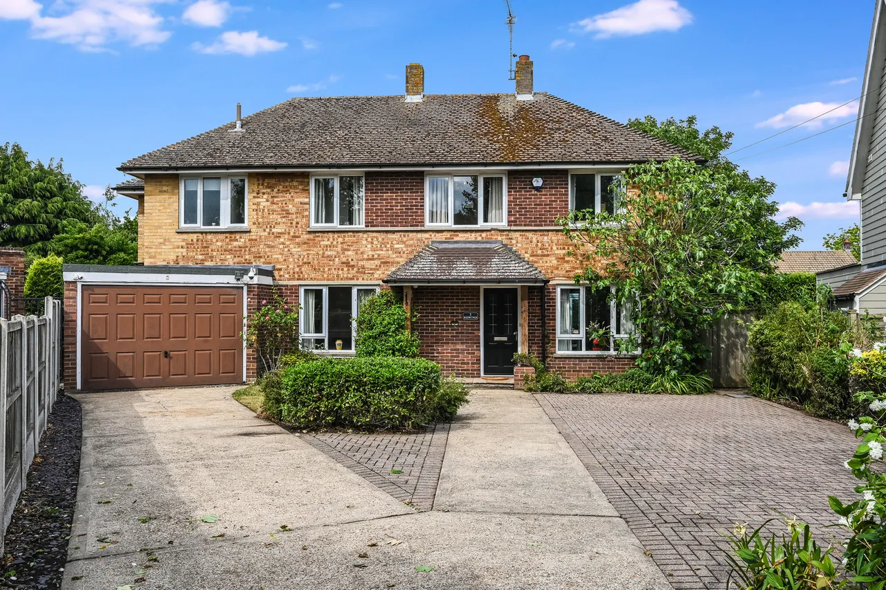 4 bed house for sale — 3 North Drive, Great Baddow, Chelmsford, Essex, CM2 7EU