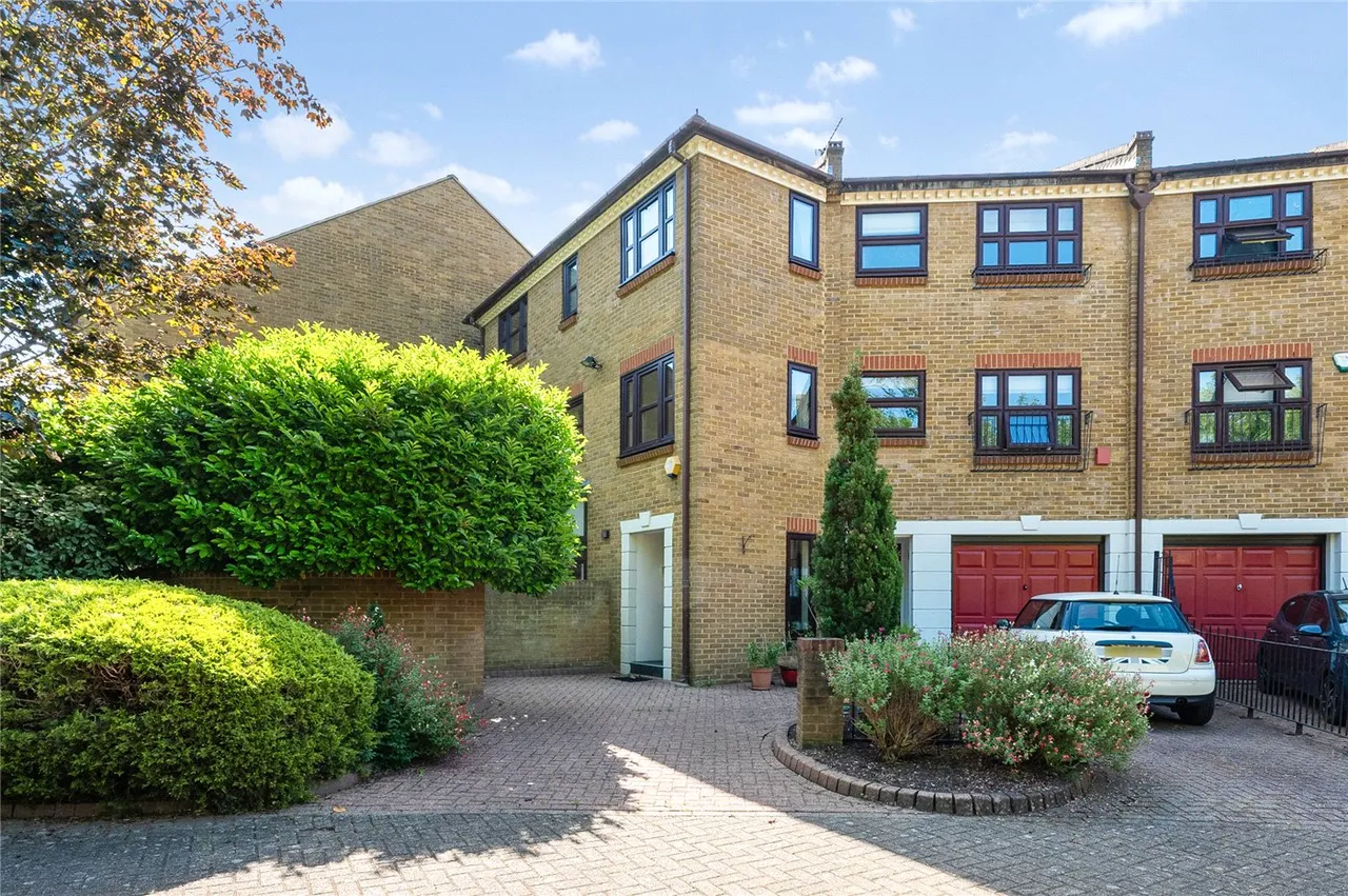 3 bed house for sale — Albemarle Park, Albemarle Road, Beckenham, BR3