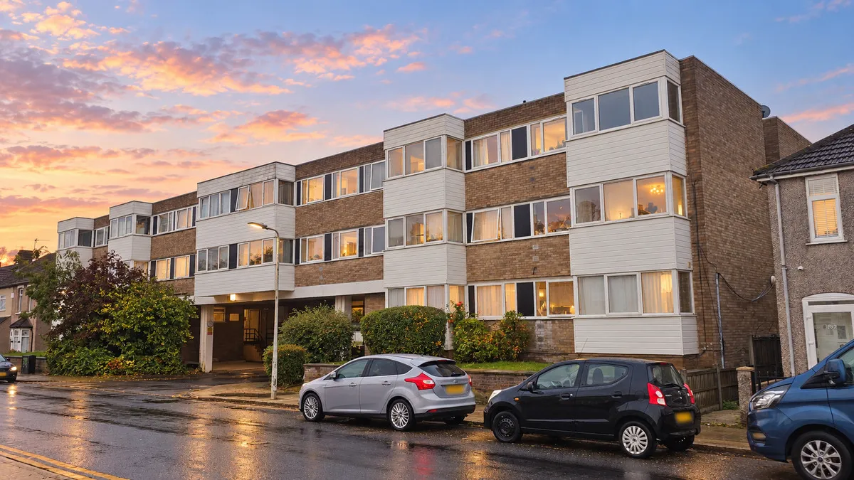 2 bed flat for sale, Winston Close, Romford, RM7