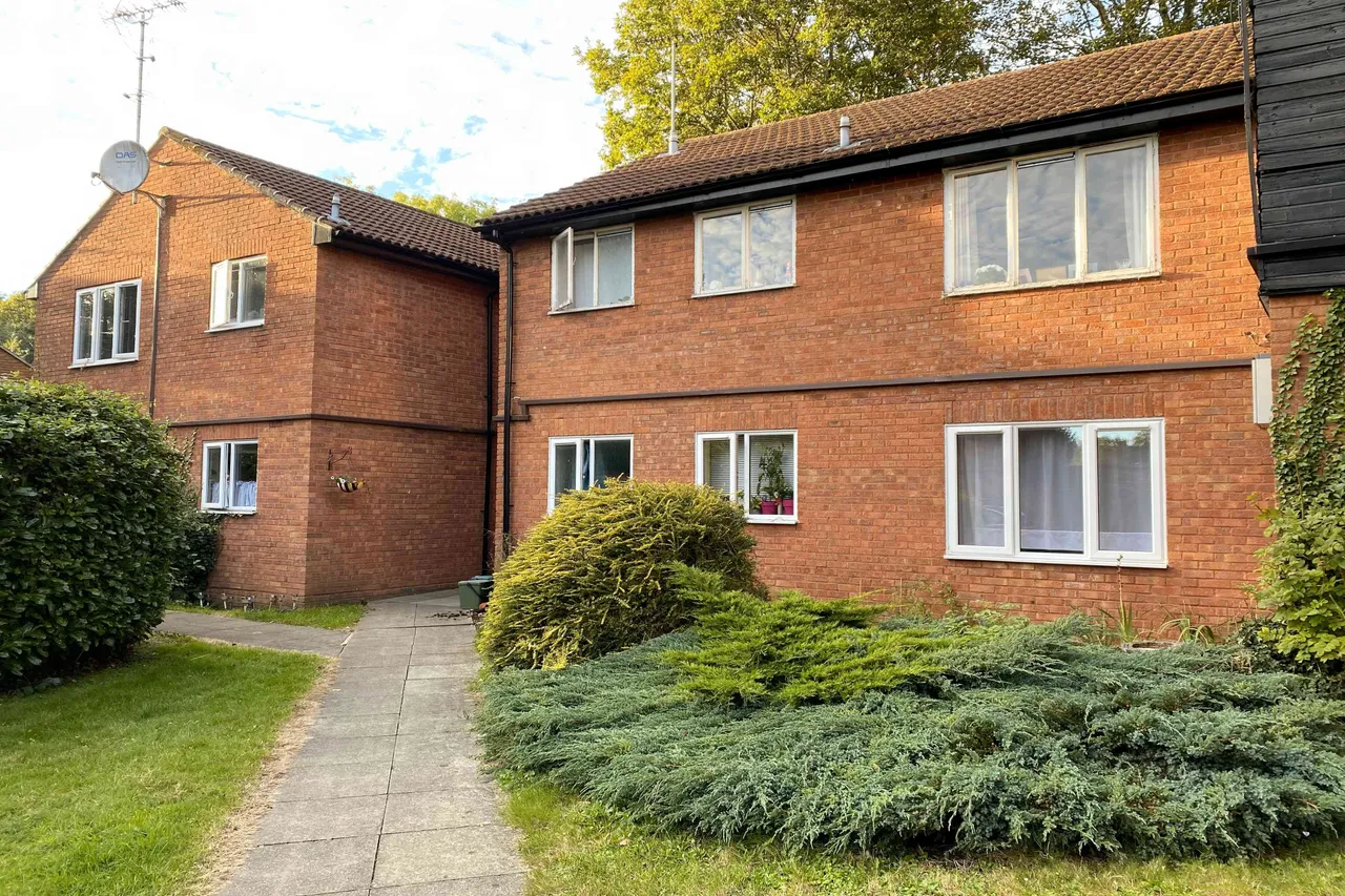 2 bed flat to rent, Church Road, Bookham, KT23