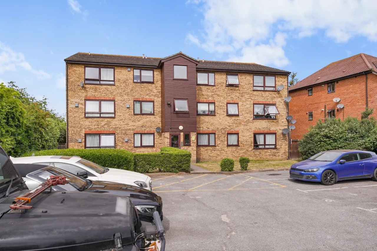 2 bed flat for sale, Essex Road, Chadwell Heath, RM6